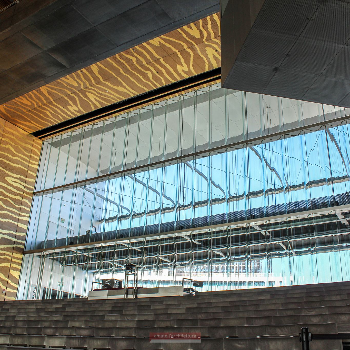 La vetrata alle spalle della platea della sala principale o Suggia- Casa da Música - Porto - O.M.A.