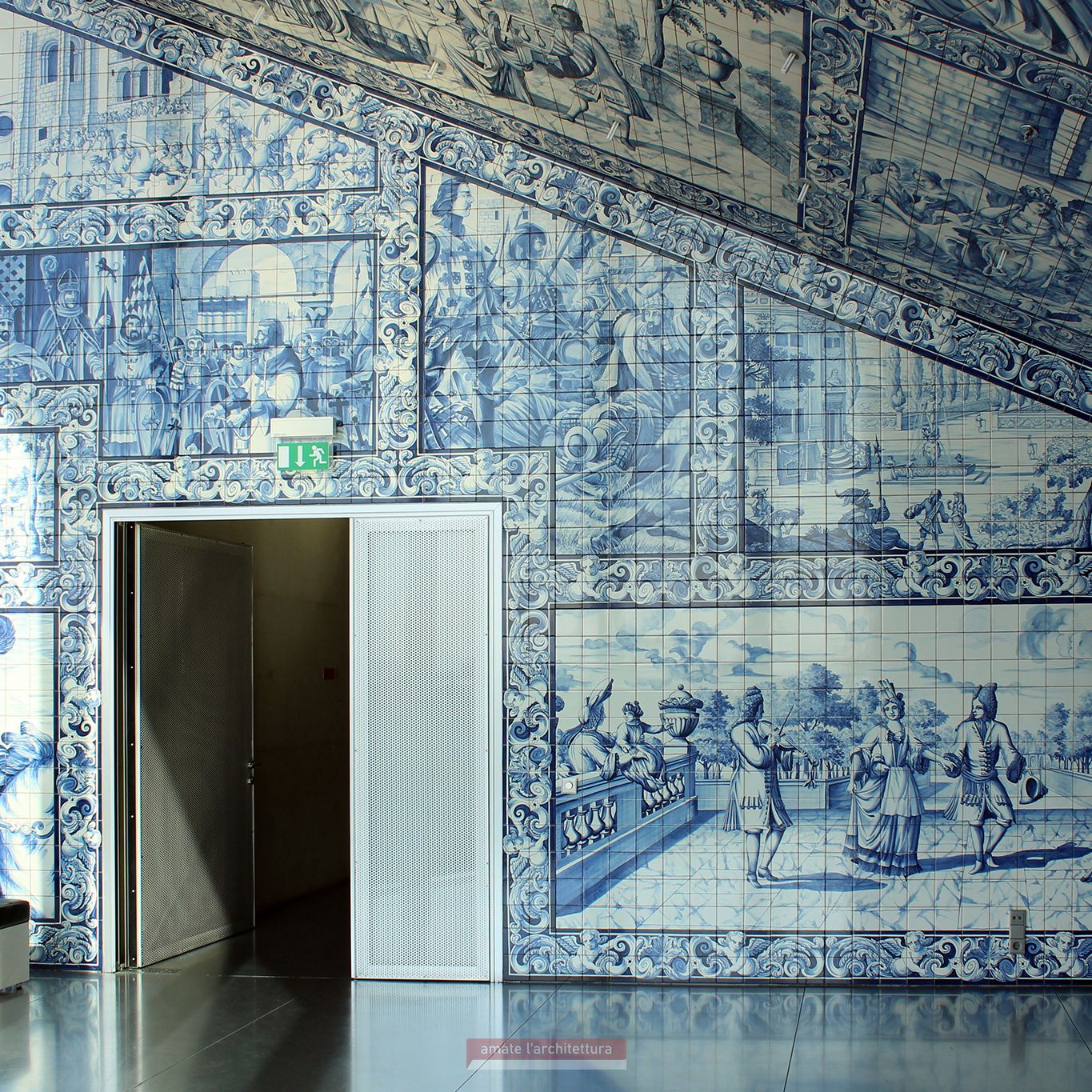 la sala di rappresentanza con le tipiche “azulejos” - Casa da Música - Porto - O.M.A.