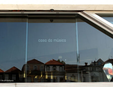 IMG_9402_2048px La vetrata d’ingresso della casa da Musica