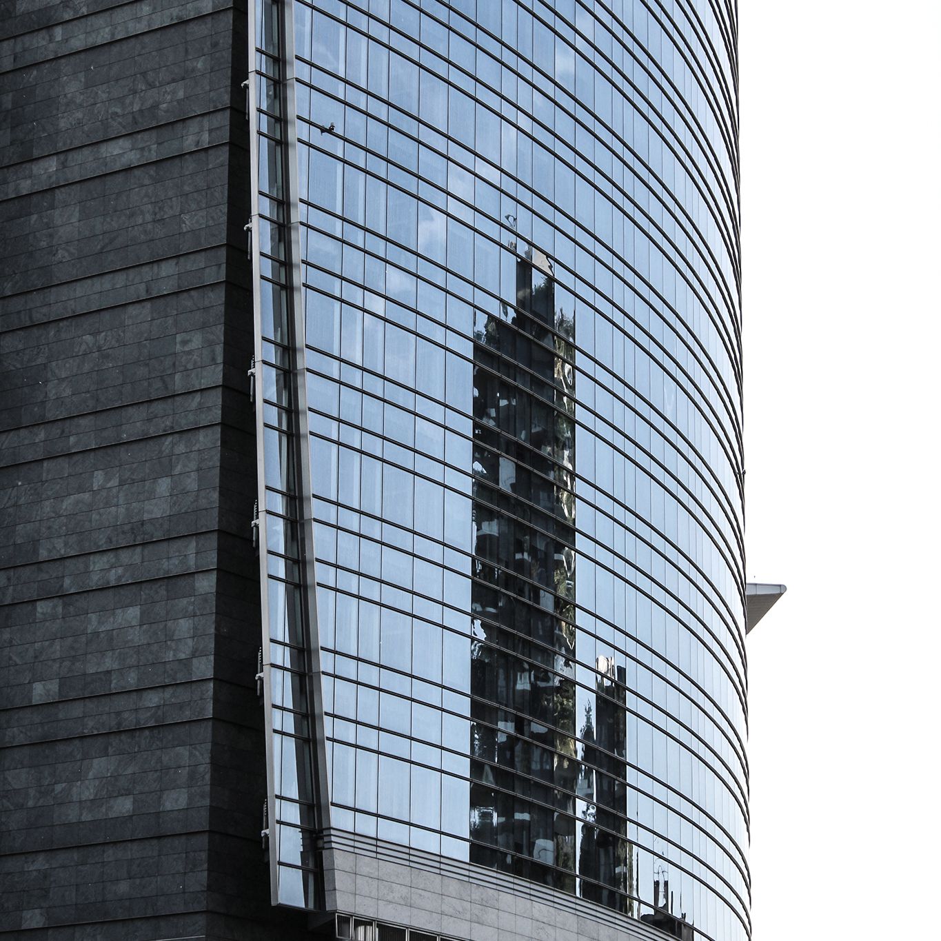 Riflesso sulla Torre UniCredit piazza Gae Aulenti- Bosco verticale, Stefano Boeri