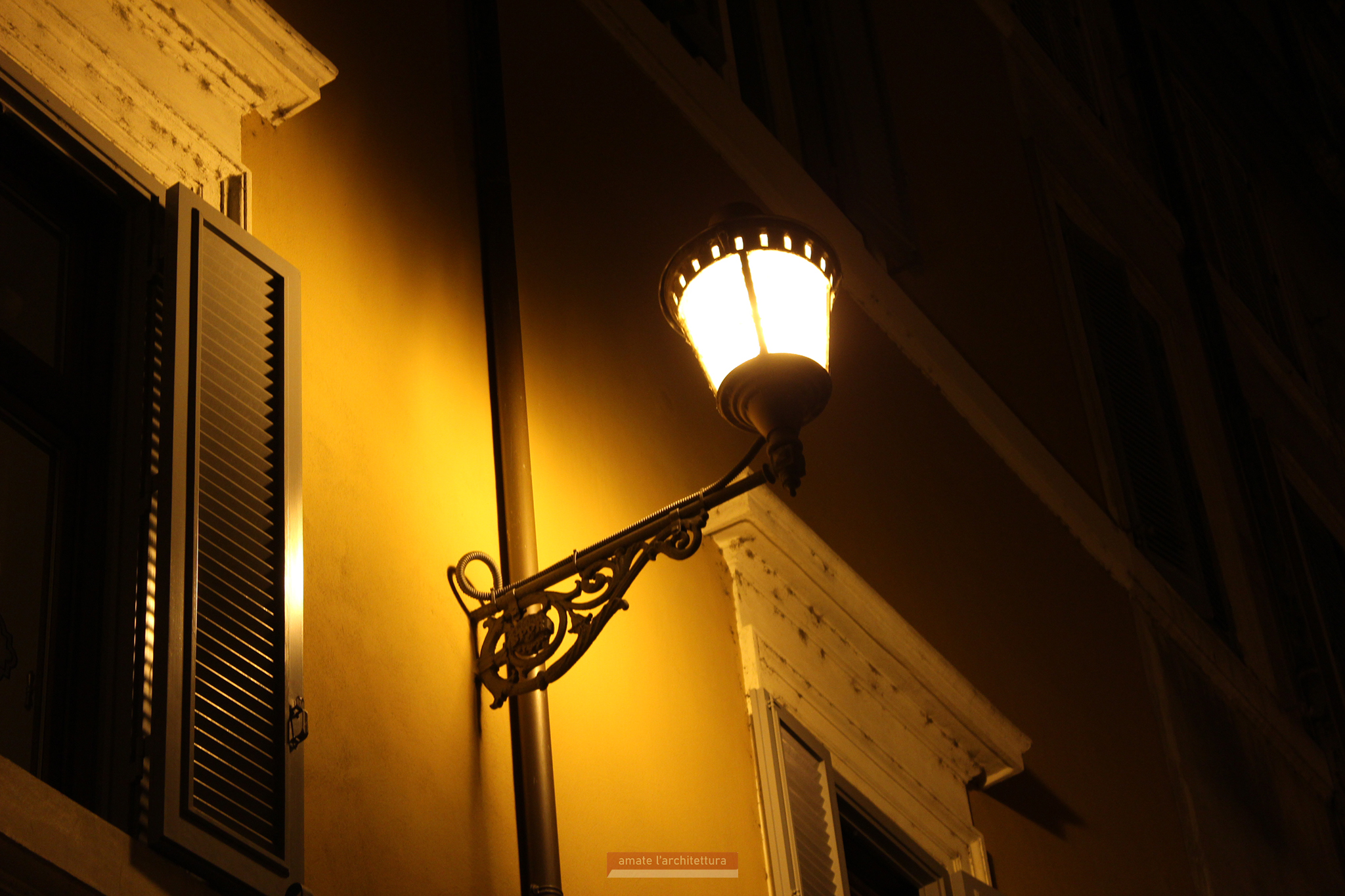 i vecchi lampioni con lampade al sodio con vetri e sorgente luminosa centrale i vecchi lampioni con lampade al sodio con vetri e sorgente luminosa centrale