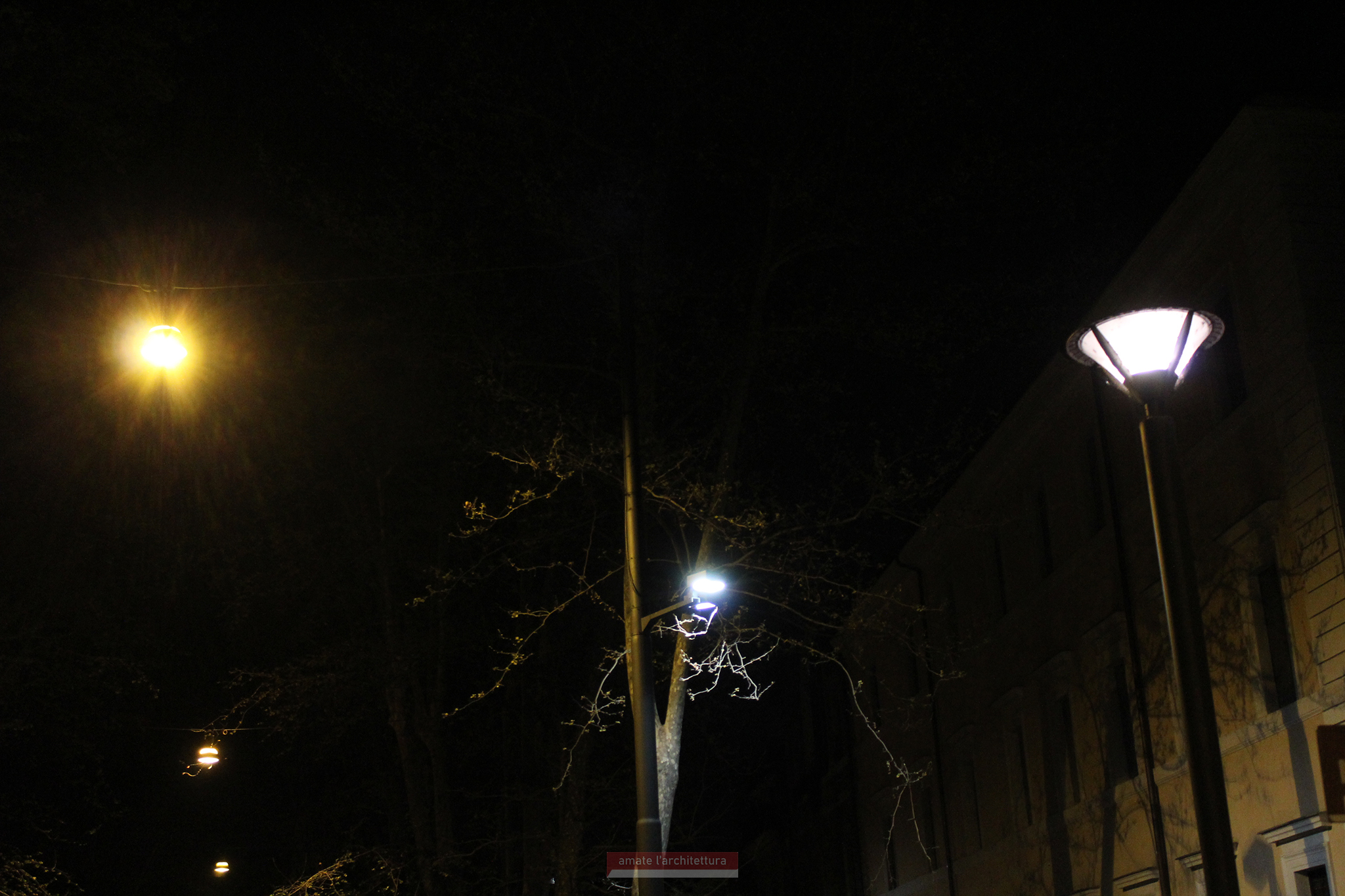 stratificazione e confusione delle tipologie di lampade nel centro storico: Lungotevere in Augusta stratificazione e confusione delle tipologie di lampade nel centro storico: Lungotevere in Augusta