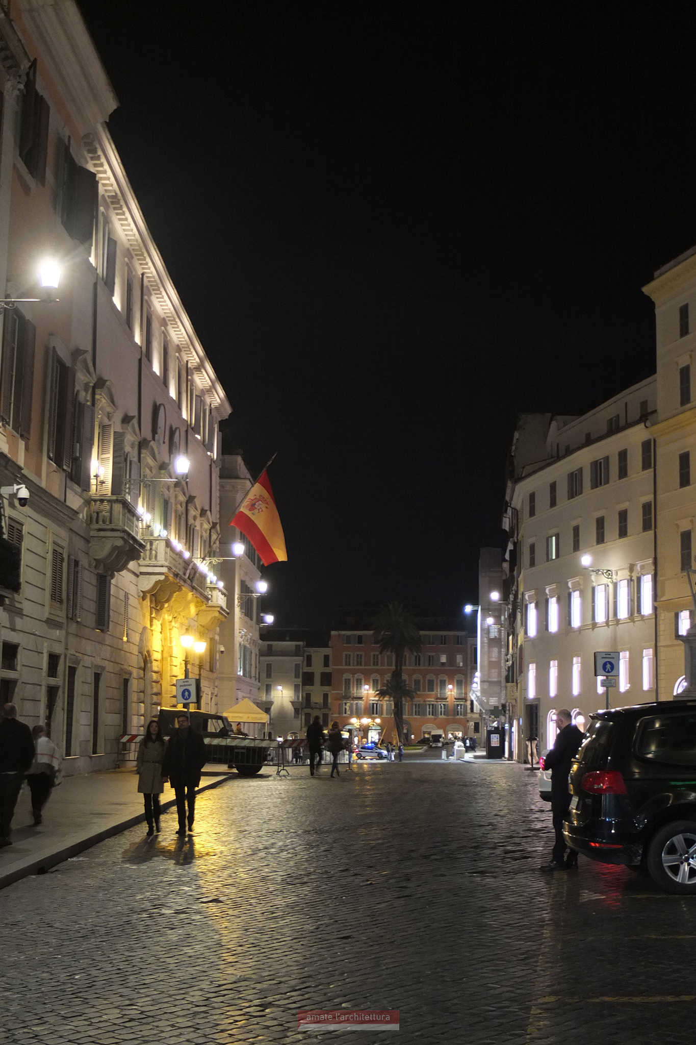 piazza di Spagna: illuminazione dell’ambasciata di Spagna. Si noti il cornicione. piazza di Spagna: illuminazione dell’ambasciata di Spagna. Si noti il cornicione.