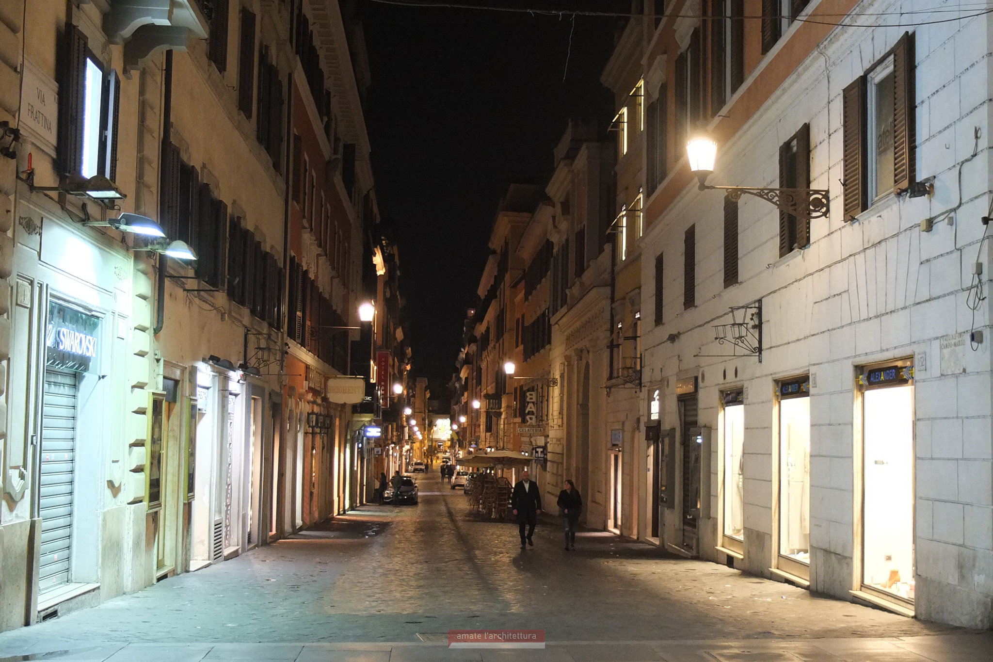 Un esempio dell’illuminazione non regolamentata dei negozi: via Frattina Un esempio dell’illuminazione non regolamentata dei negozi: via Frattina