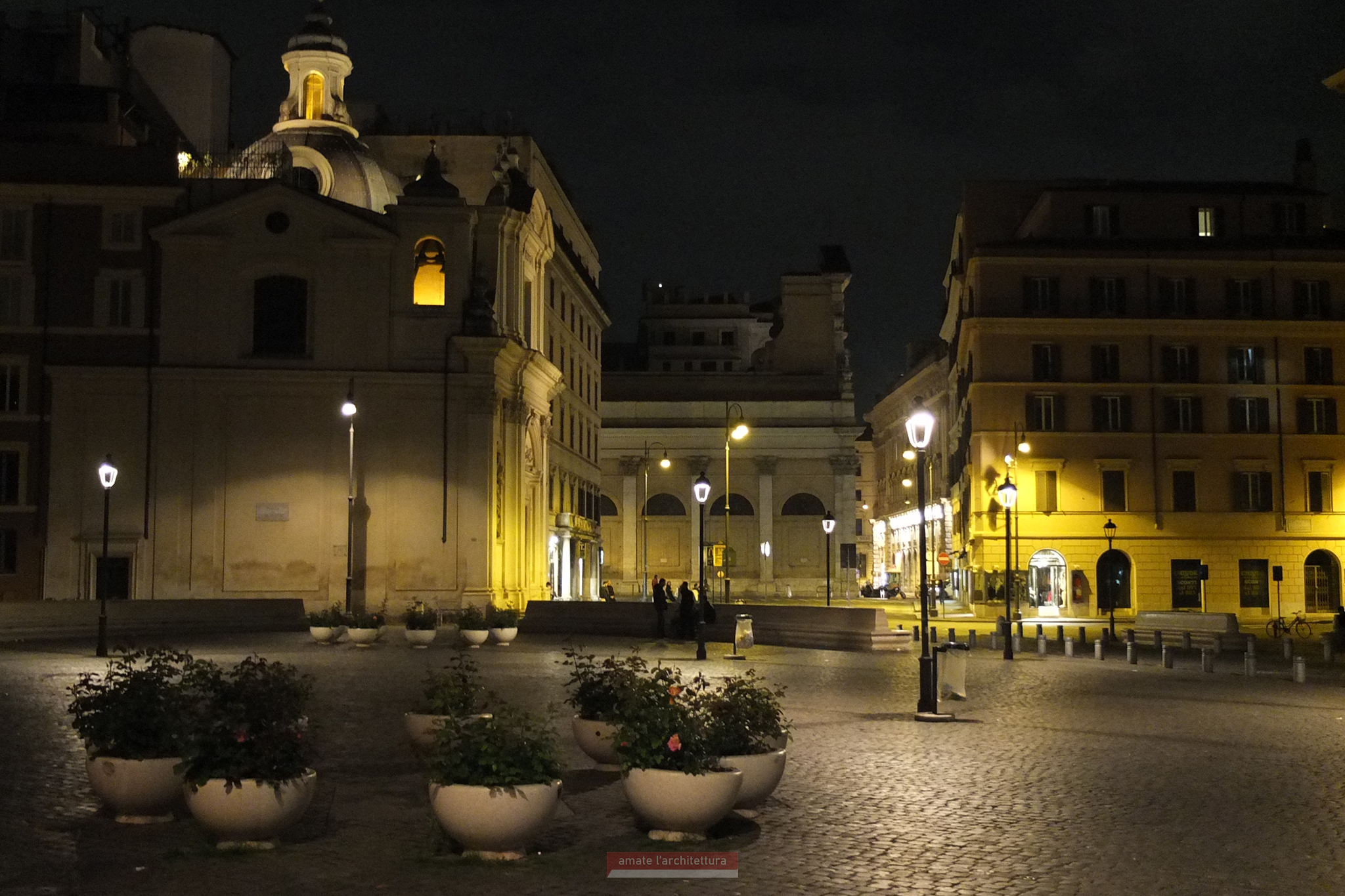 piazza s. Silvestro: a sinistra la chiesa dei santi Claudio e Andrea dei Borgognoni con la sola illuminazione della cupola, della lanterna e del campanile, accompagnata da una delicata illuminazione della facciata. piazza s. Silvestro: a sinistra la chiesa dei santi Claudio e Andrea dei Borgognoni con la sola illuminazione della cupola, della lanterna e del campanile, accompagnata da una delicata illuminazione della facciata.