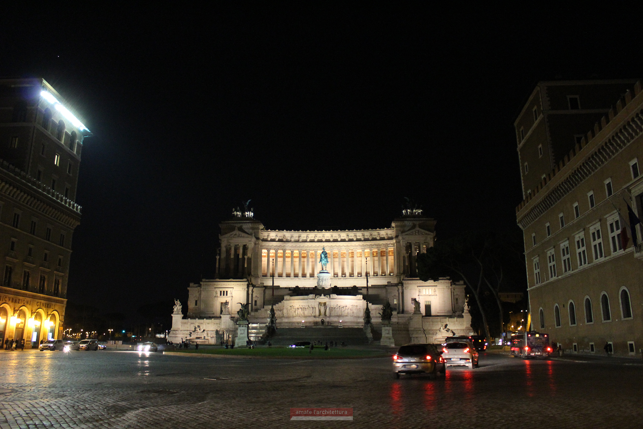 Altare della Patria e illuminazione stradale di piazza Venezia Altare della Patria e illuminazione stradale di piazza Venezia
