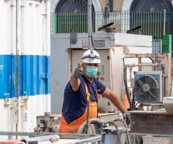 Un operaio nel cantiere aperto della Metropolitana in Piazza Venezia durante lÕemergenza Coronavirus a Roma, 23 aprile 2020.
MAURIZIO BRAMBATTI/ANSA