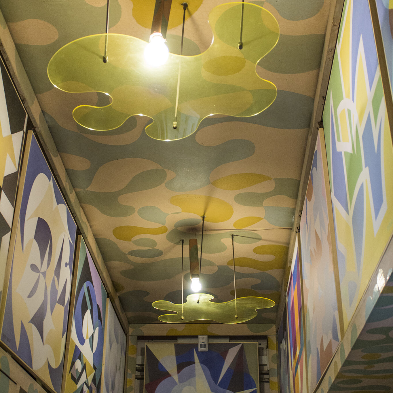 il corridoio il soffitto decorato del corridoio, con le lampade disegnate da Balla