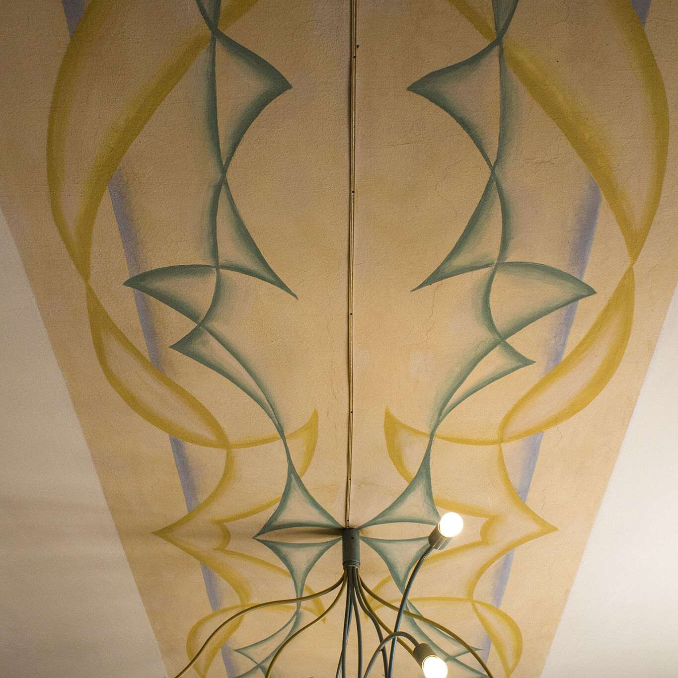 il soffitto della camera da letto di Luce Balla il soffitto e la lampada disegnata e realizzati da Giacomo Balla nella camera di una figlia